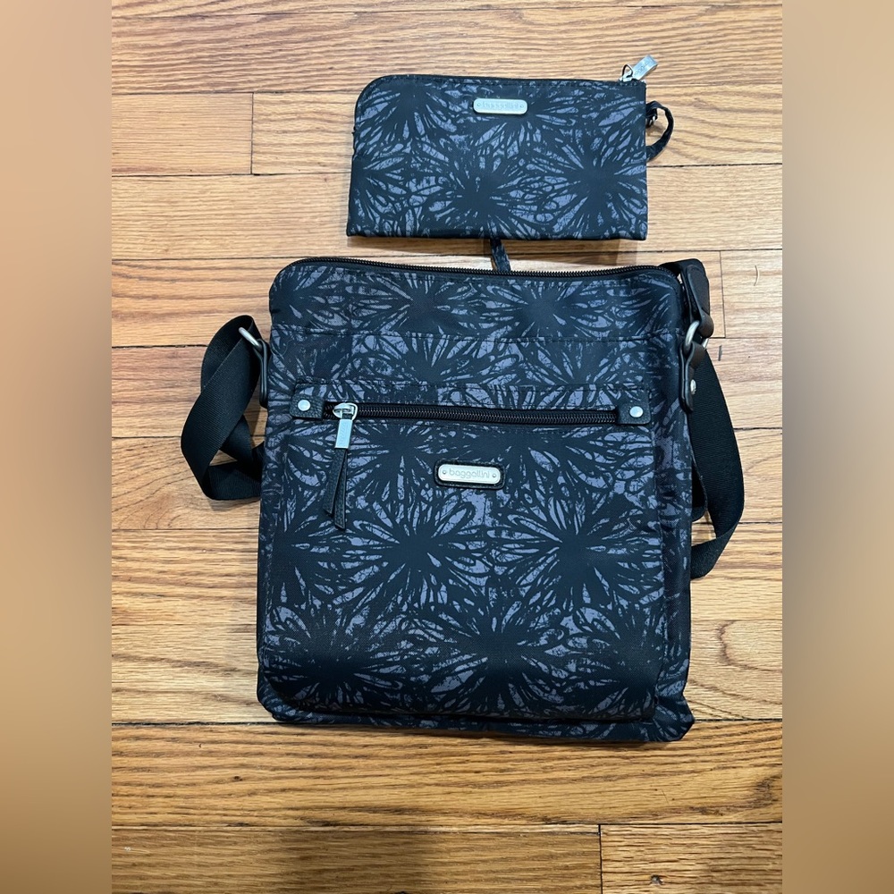 BAGGALLINI GO BAGG WITH WRISTLET - ONYX FLORAL